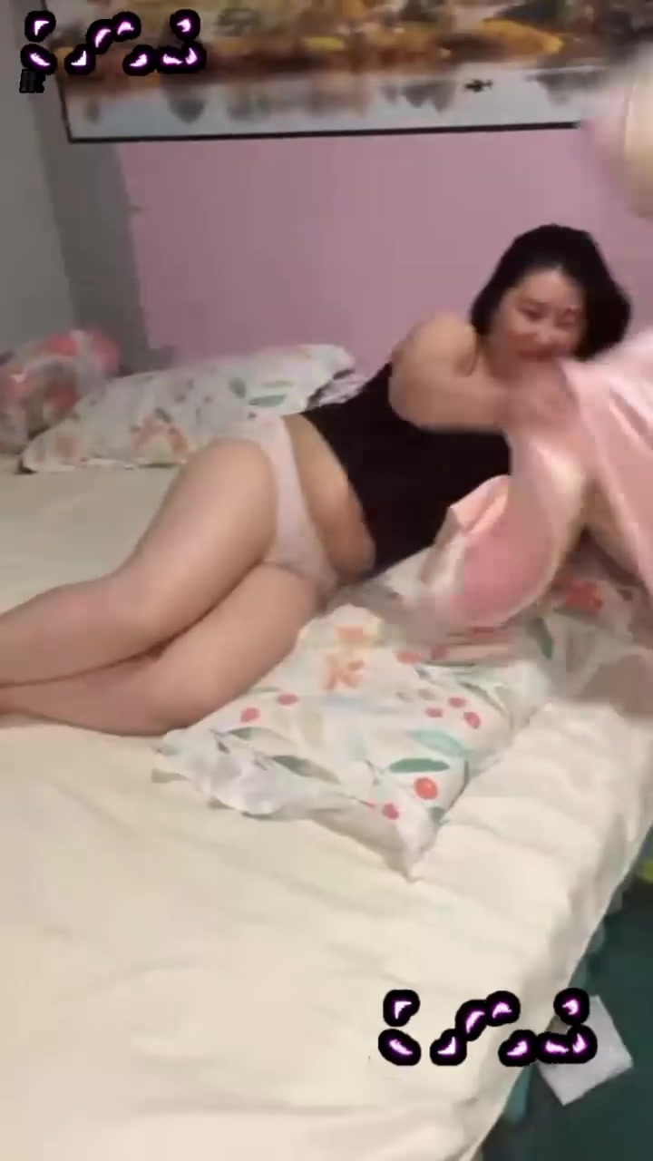 藏族炸裂抓奸现场 小三对面众人全程微笑 原配当场怒扇耳光！