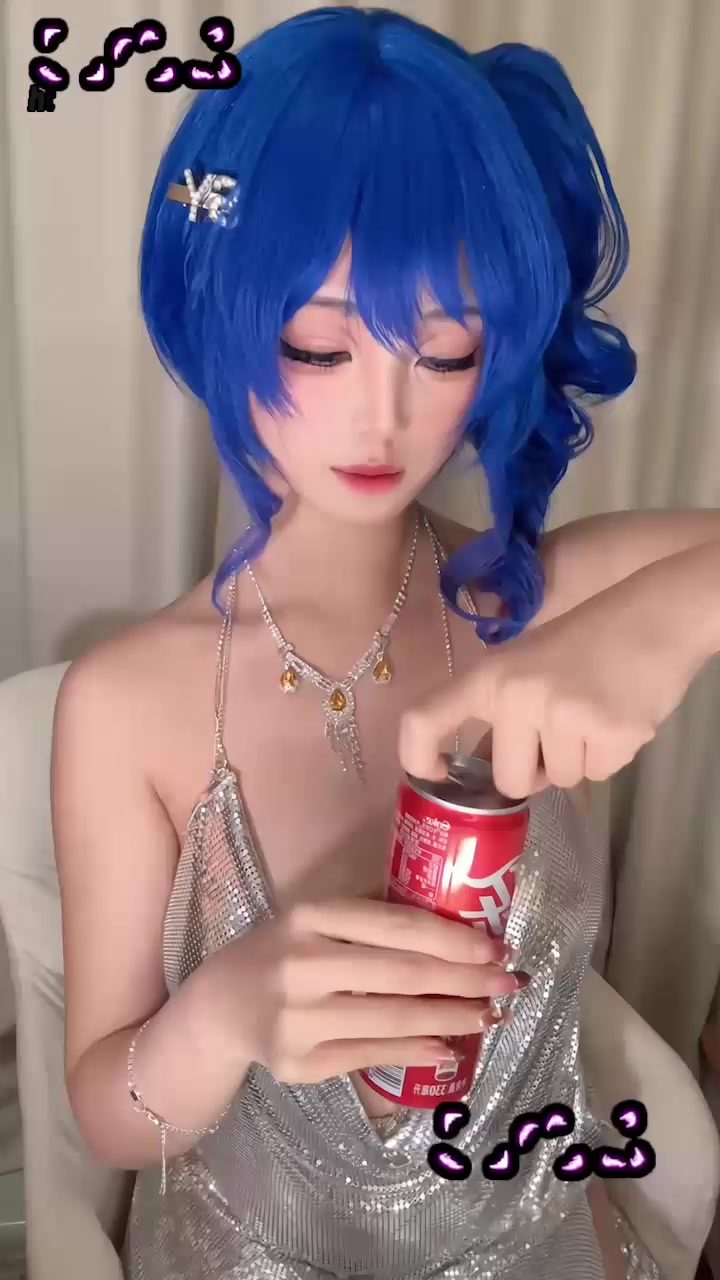 推特巨乳女神 蜜汁猫裘 圣路易斯礼服诱惑 搔首弄姿诱惑摆拍 巨乳半遮半掩挑逗十足！