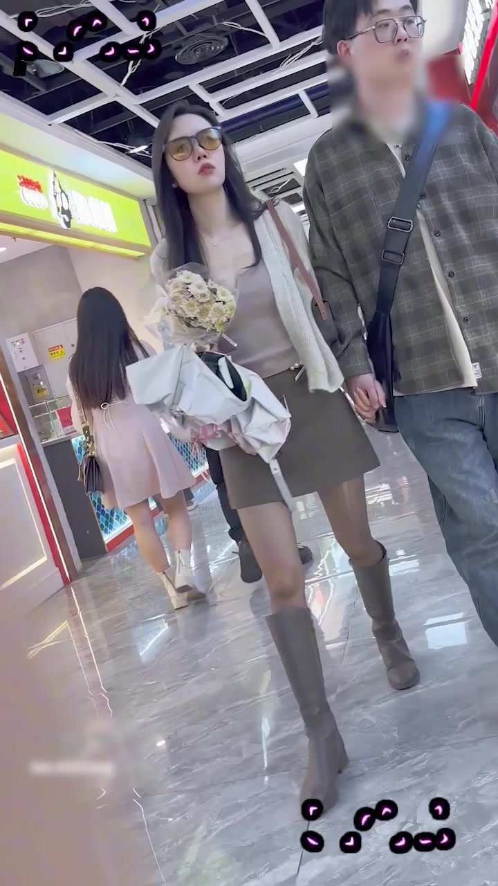 顶点大师系列 商场跟踪抄底偷拍 各种嫩妹裙下风光尽显 肥臀美鲍一览无余！