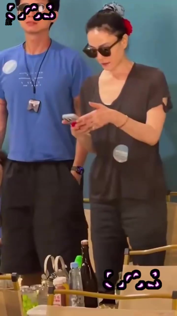 王菲男闺蜜 Ryan 音乐节当众性骚扰 陈粒 强行搂抱咸猪手 当场竖中指硬刚1