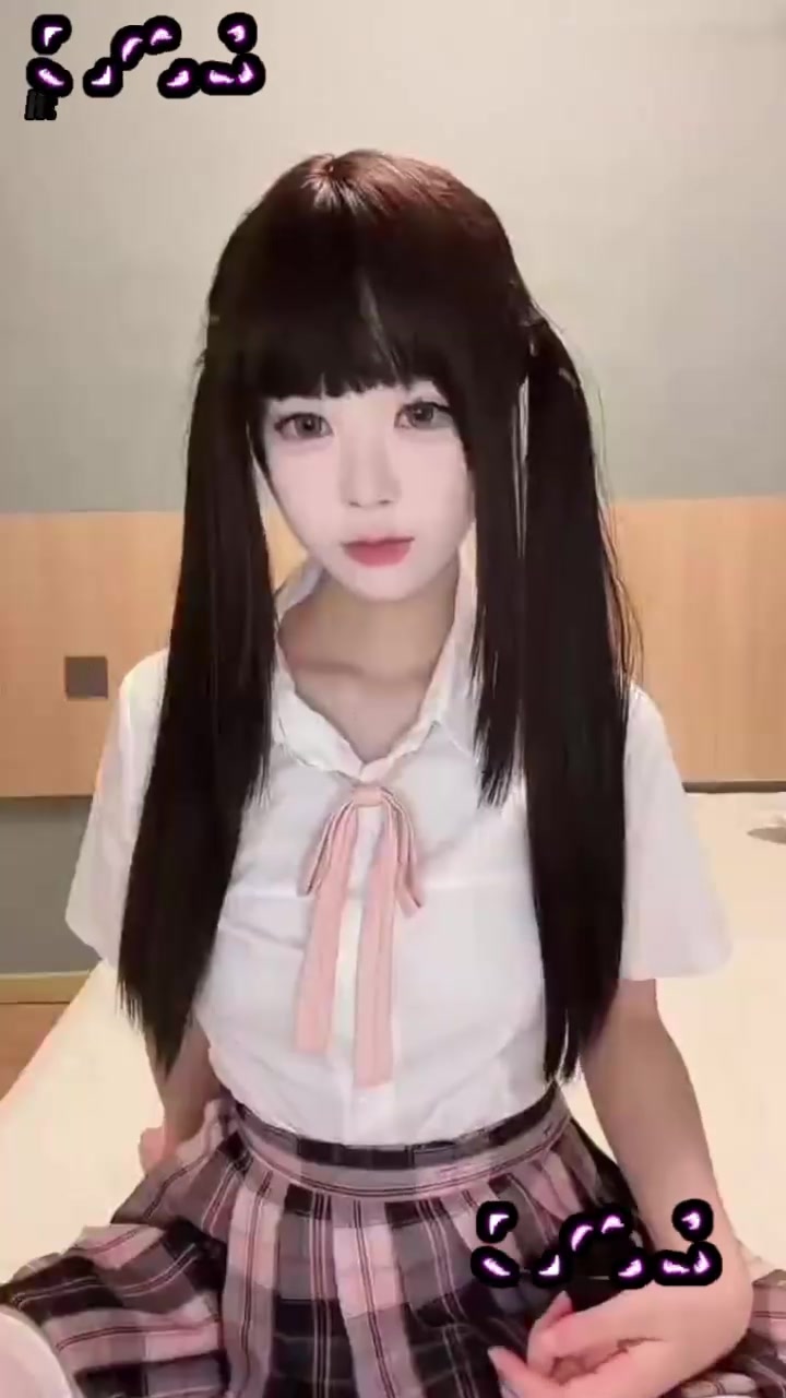 推特极品福利姬 小鸢宝宝 私定福利 手扣震动棒玩嫩穴 水晶棒含着模拟口交 简直太骚!