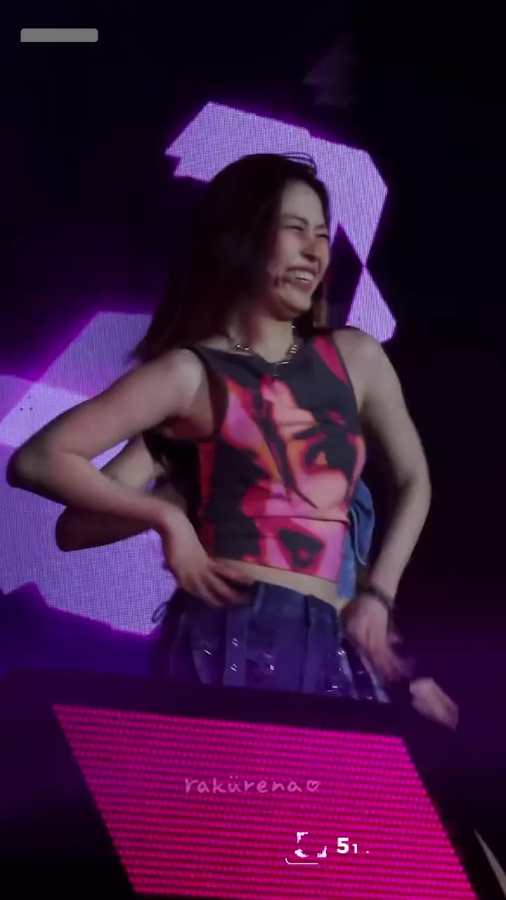 韩国知名女星 申留真 巡演时伸手扣逼惹争议 直播亲释并致歉 却被质疑跳蛋取悦金主！1