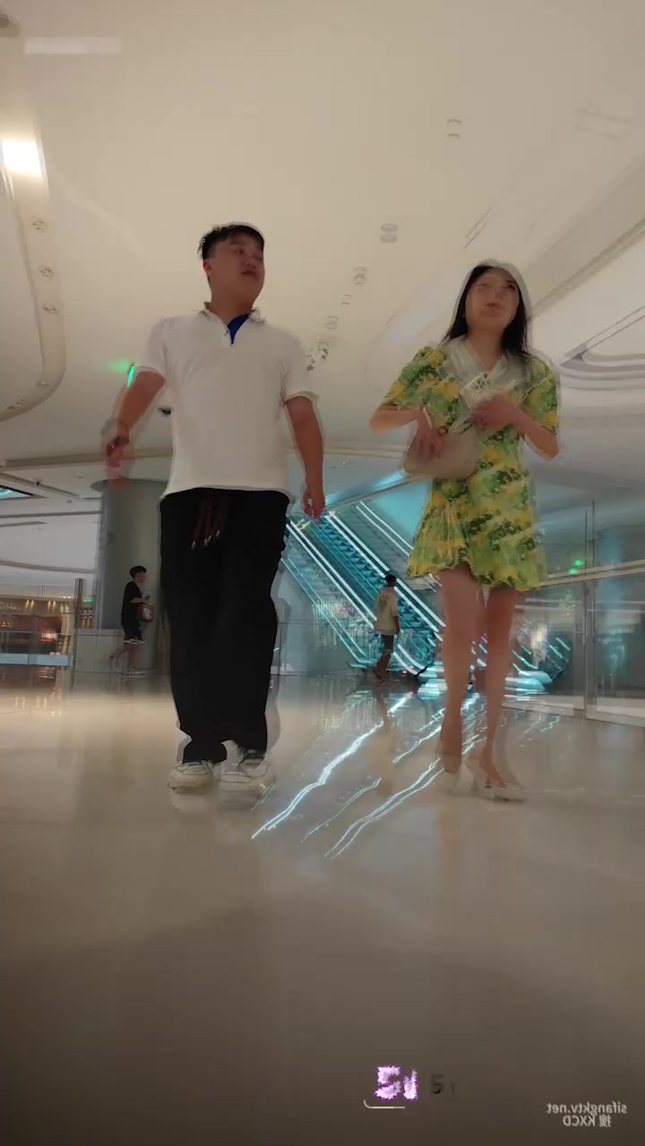 顶点大师 逛街抄底多位御姐 低角度抓拍裙下风光 性感窄内圆润肥臀一览无余！
