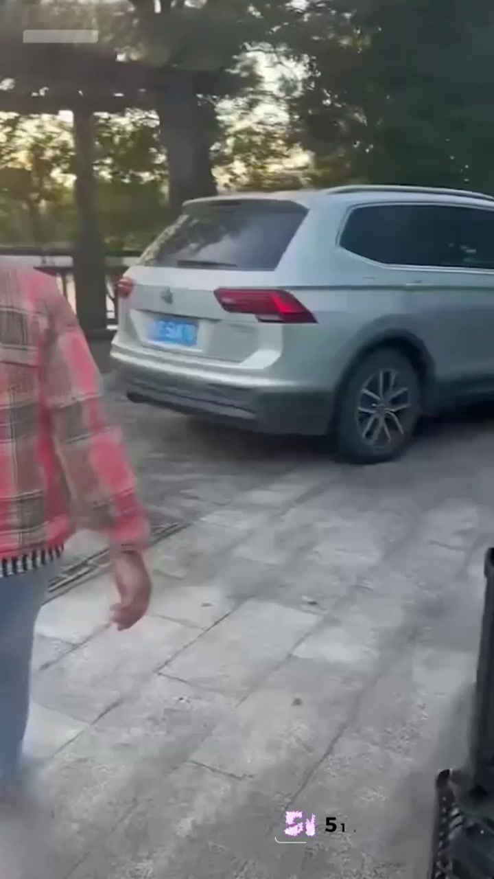 湖州西山漾惊爆车震抓奸好戏 疑似老头车震儿媳 女方被抓现场裸奔 更有偷情私拍全网炸裂！1