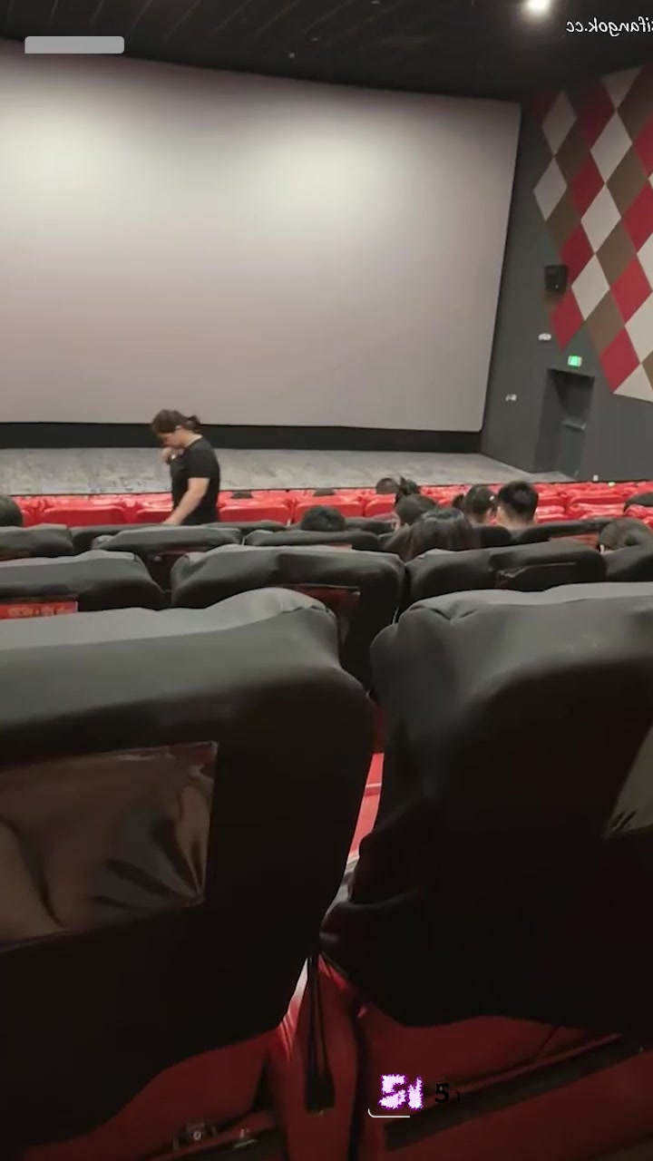抖音大奶眼镜妹 菠萝噗噗 门槛私拍 电影院楼道露出调教 楼道骚话不断刺激足交2