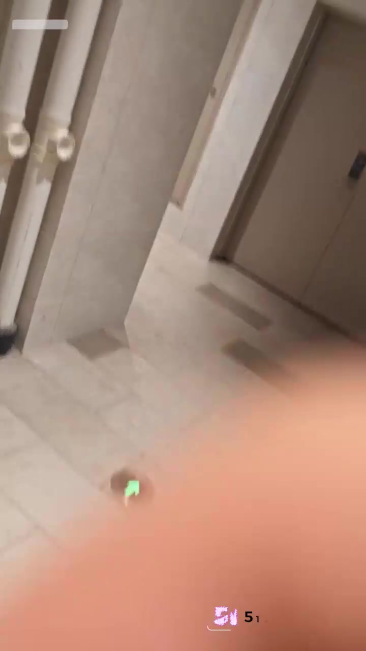 最新女厕偷拍资源 漫展Coser放尿全程 隔板底下一览美鲍 唇瓣张合惊爆眼球！2