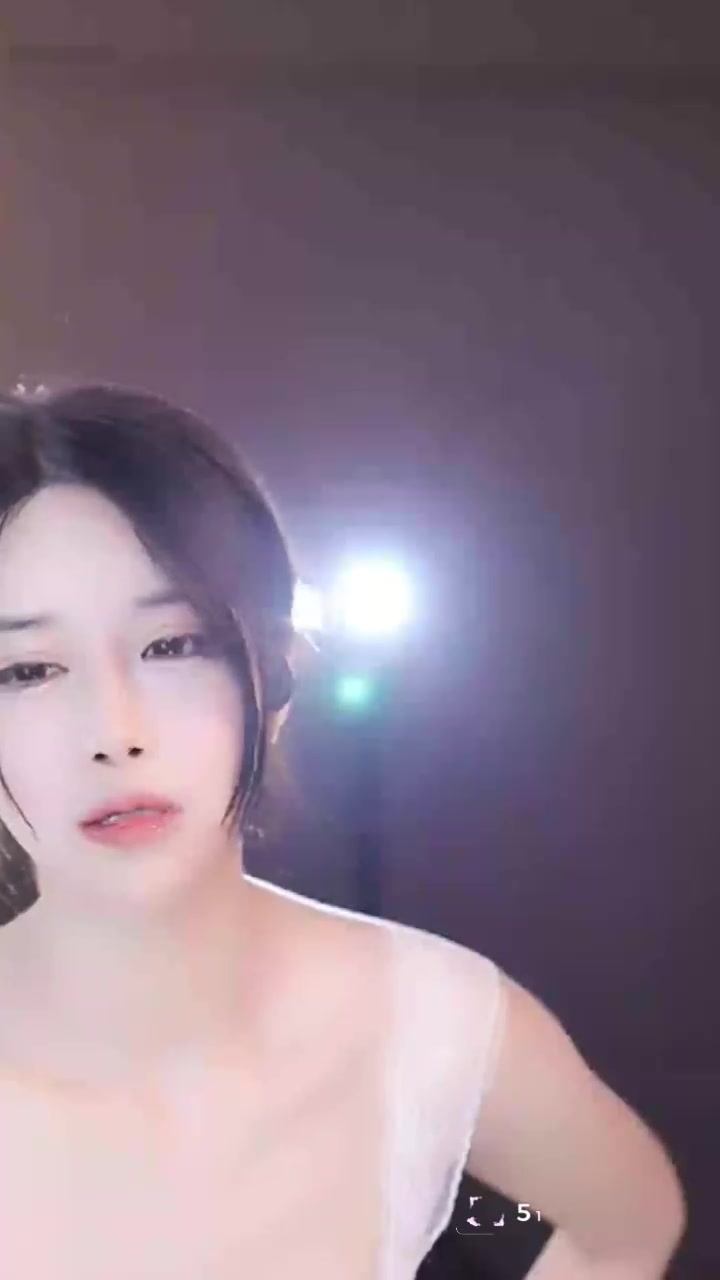 性感御姐 小恩雅 定制福利 白蕾丝吊带裙包裹丰满身姿 热舞发骚大奶抖动泄欲