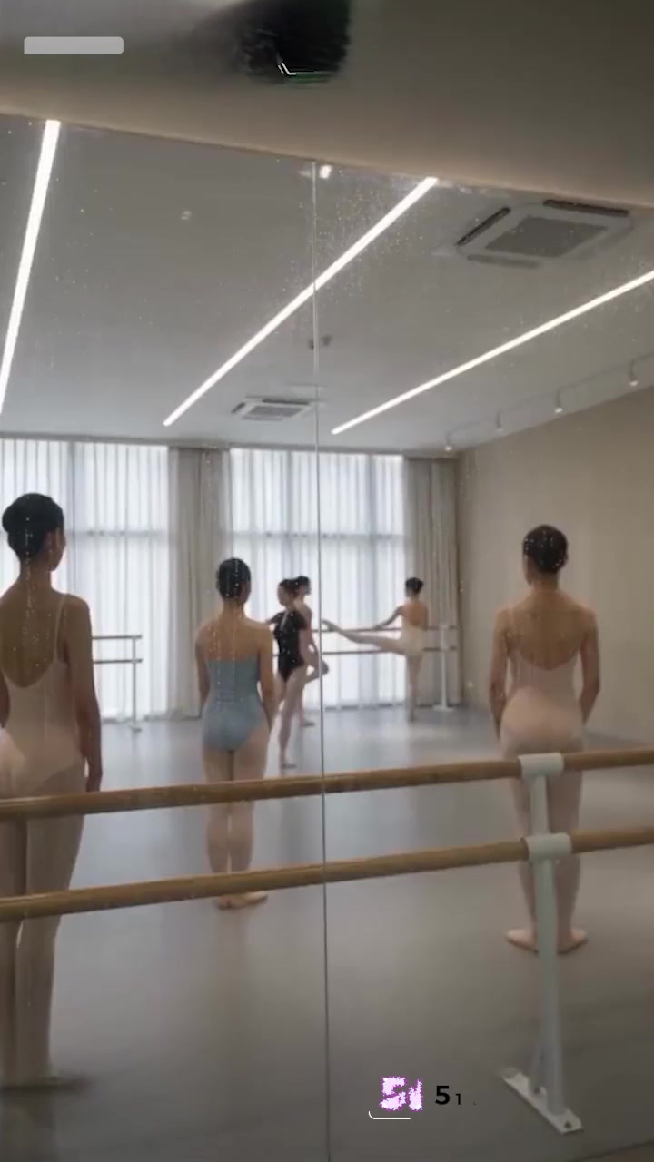 AI成人短剧 母子同欢 1-2集 舞蹈女神帮亲儿子打飞机 用脸接精丧失底线！