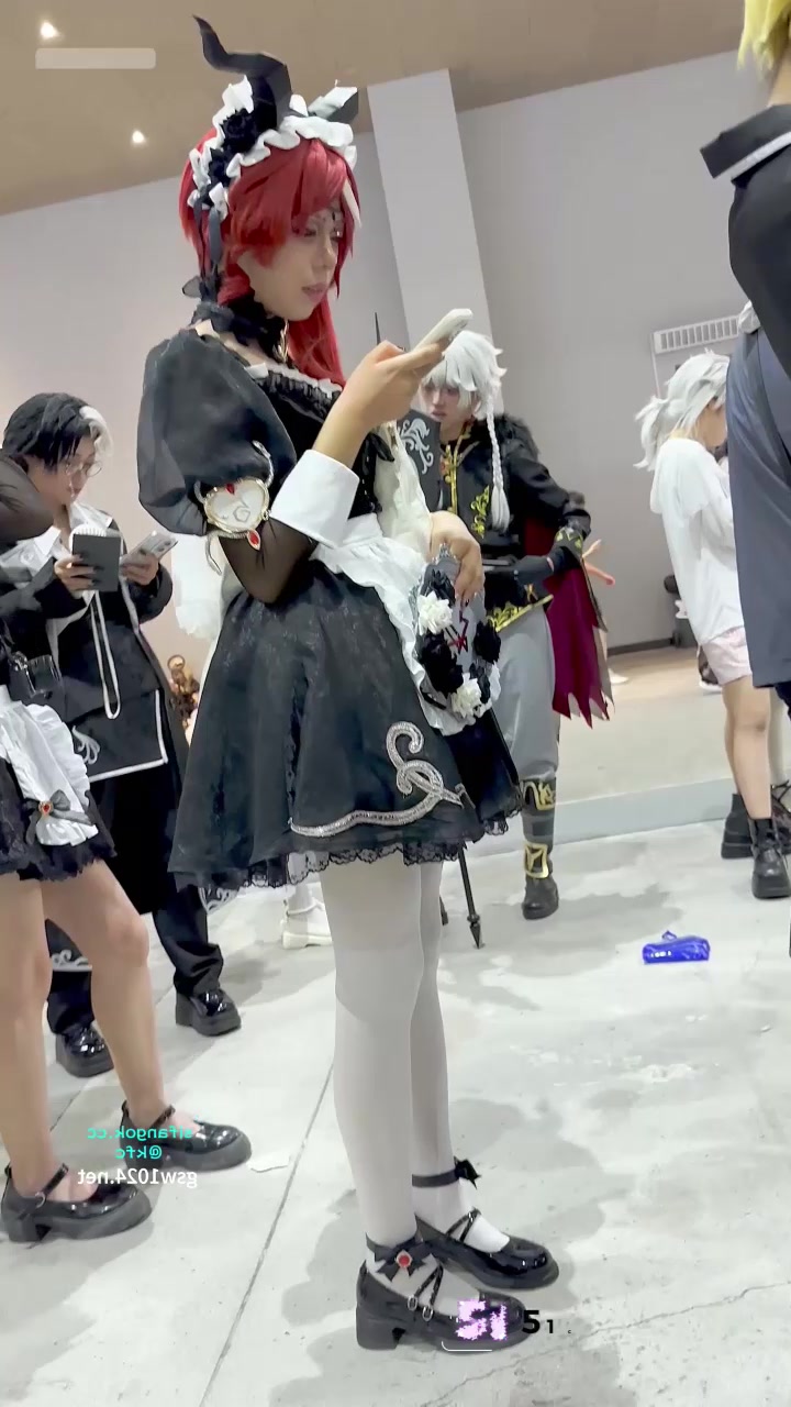 大神漫展抄底偷拍 学生妹COS第五人格大祭司 可爱白丝紧勒穴缝 贴身怼拍差点被发现