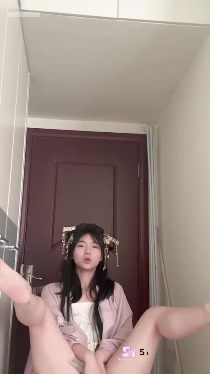 山东青岛反差母狗 胡雯欣 网调上瘾 被主人要求楼道自慰 插肛塞尾巴户外放尿