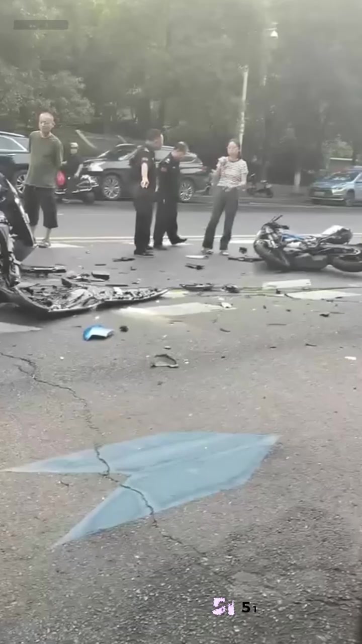 炸裂车祸现场 男骑士迎面硬刚SUV 命根子当场被磨烂 这辈子也当不了男人了！