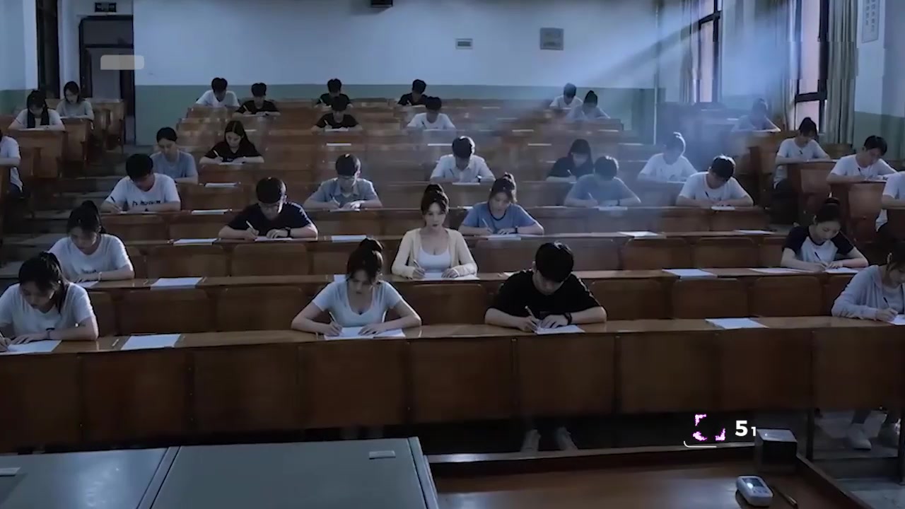 AI魔改短剧 少妇白洁 精选版 女主代考被抓 为不被退学在办公室献身老教授！