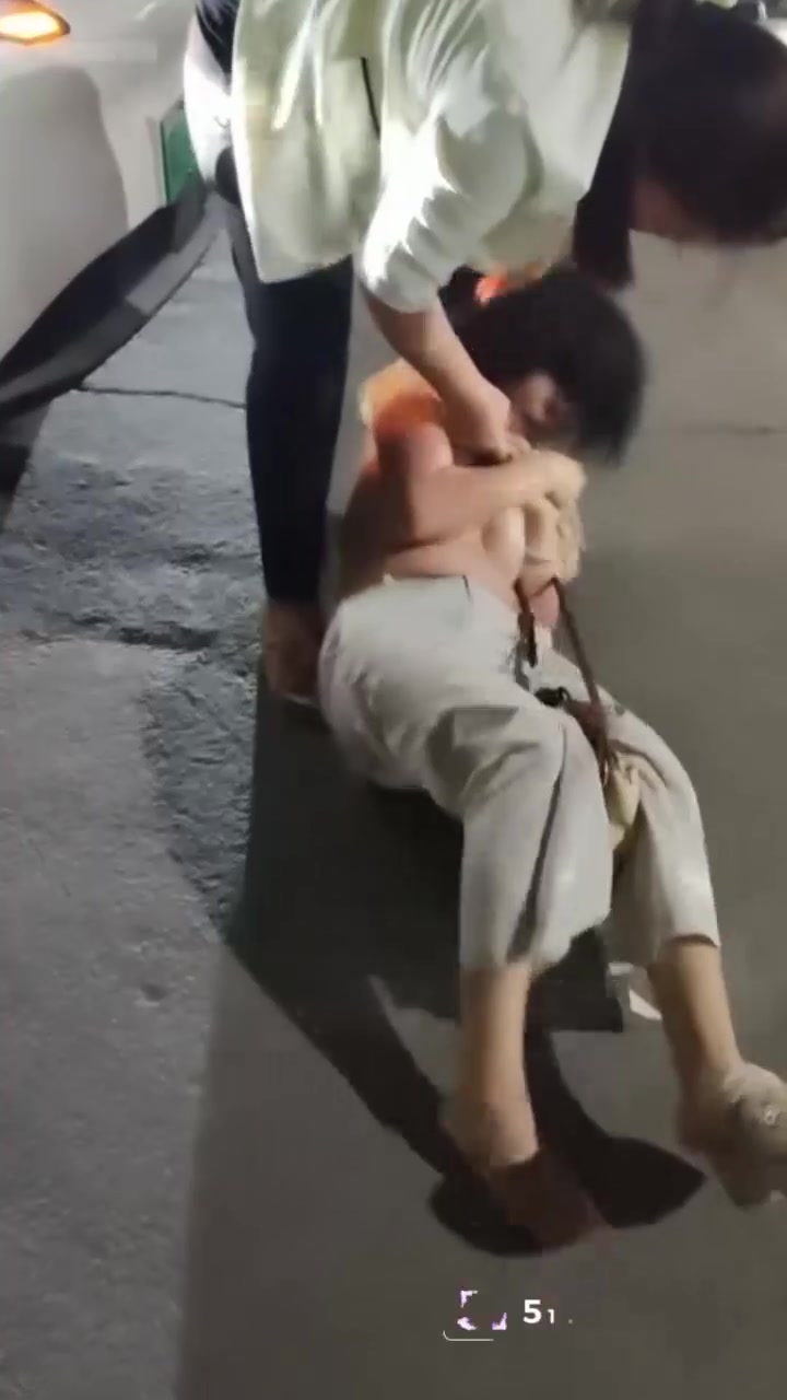 广东惠州原配抓奸当街扒光小三 奶子屁股全露 路人纷纷起哄猛拍特写