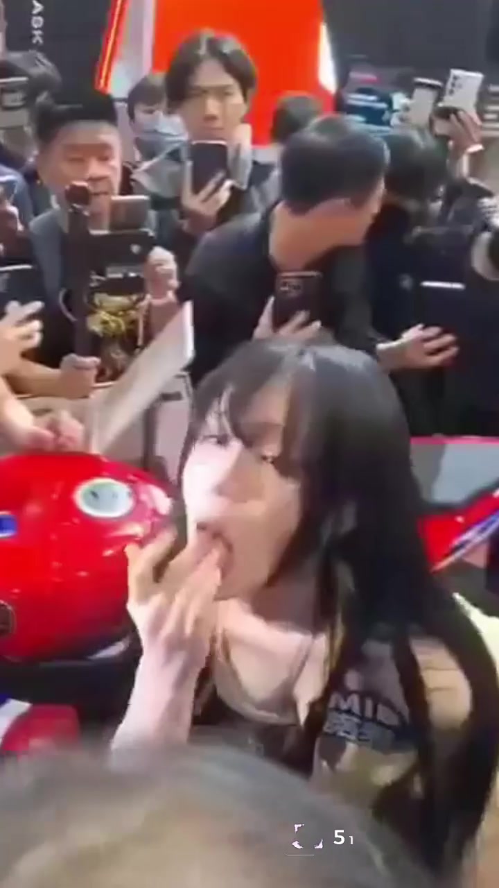 韩国网红 诺雅 线下炸场视频疯传 负距离吮指轮番接触 男粉丝当场集体硬爆！