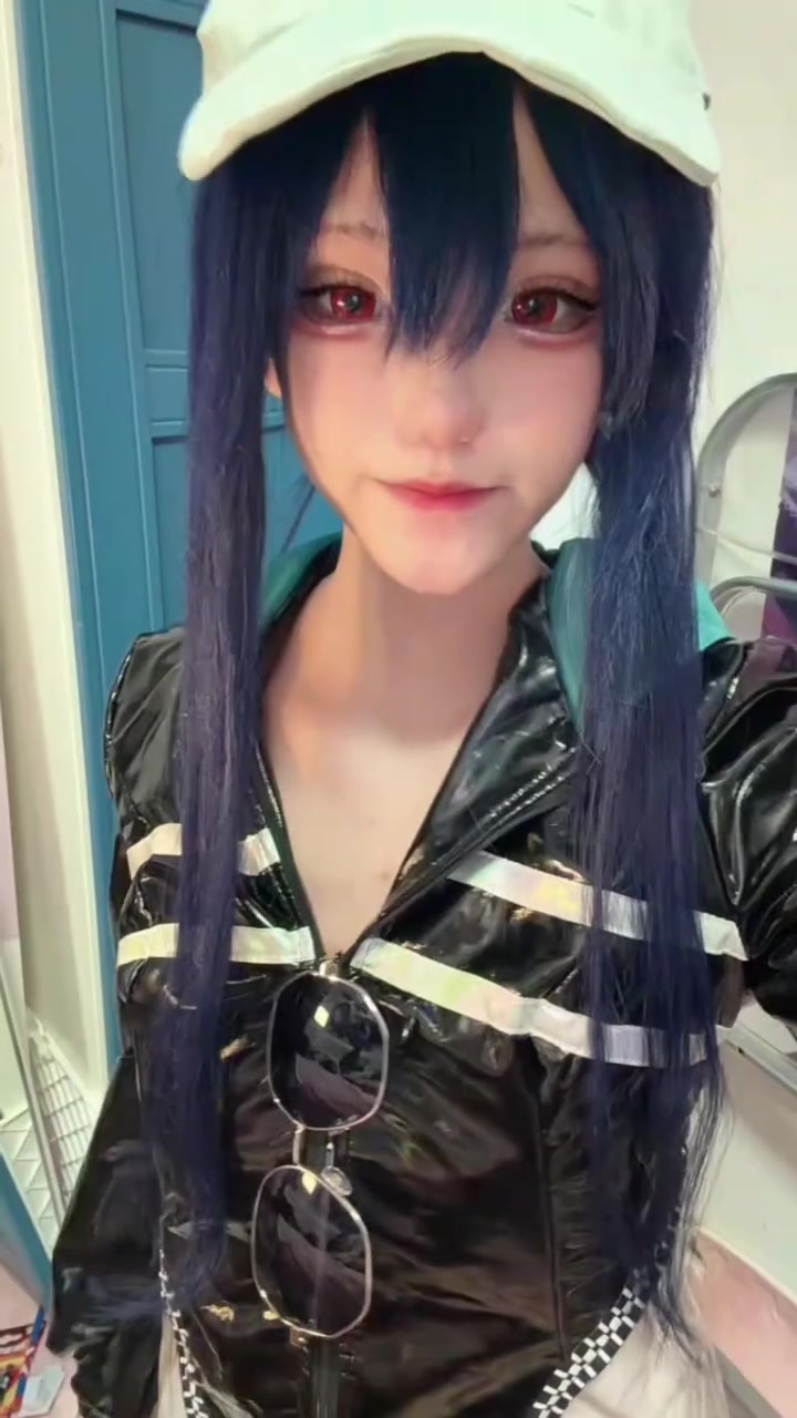 顶级福利姬 废柴少女家里蹲 COS假日威龙陈自慰视频 半蹲吞假屌 白虎穴被怼拍得一清二楚！