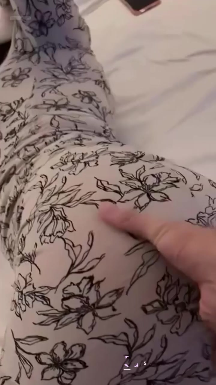 抖音巨乳肥臀健身婊 lili 性爱福利 护士淫装掰穴自慰 骑乘骚摇被抱臀打桩