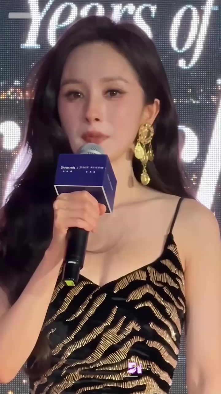 杨幂现身SW思缇韦曼40周年盛典 黑金吊带裙长短引争议 中途肩带滑落酥胸弹出！