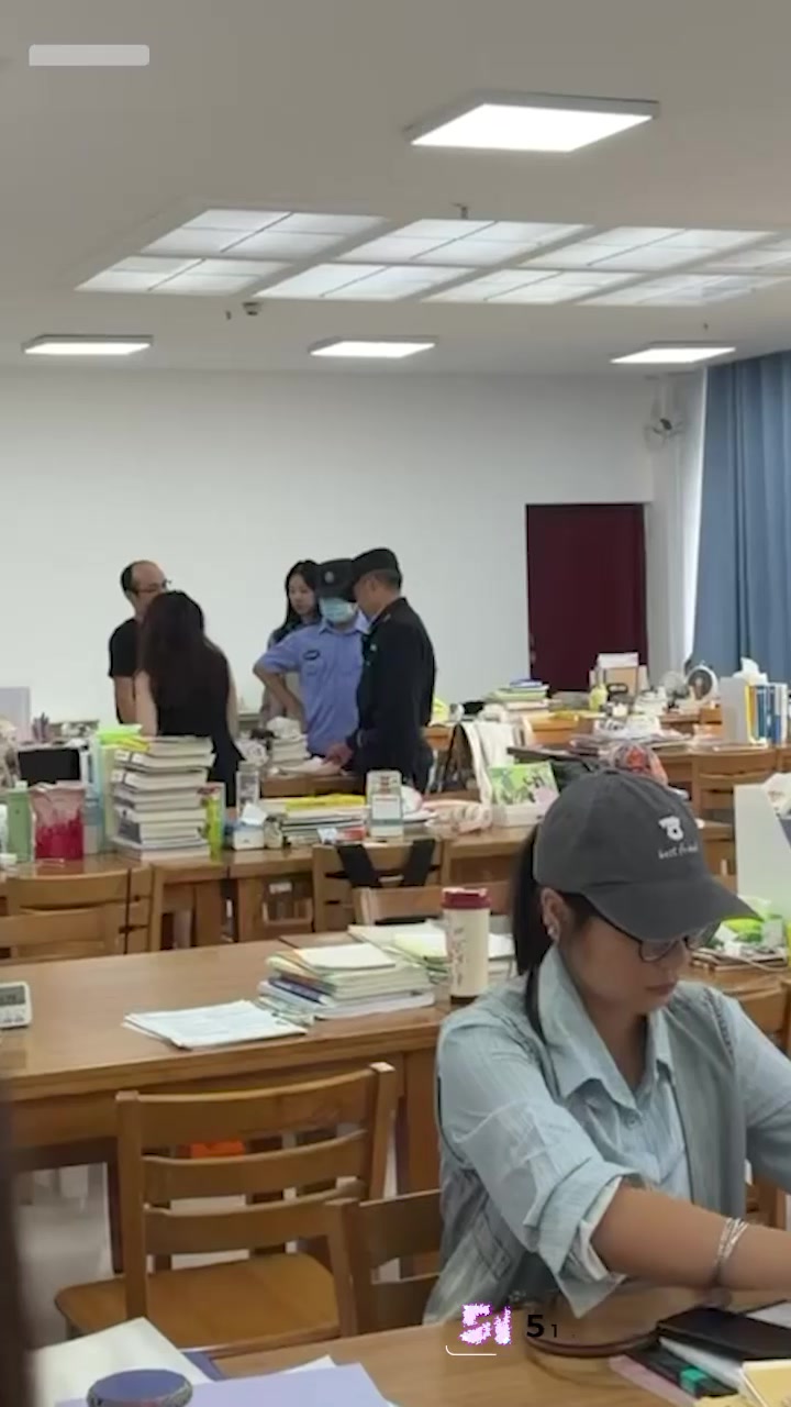 汉江师范学院 玲玲 知三当三 勾引已婚教师 被原配强堵图书馆开骂暴揍！