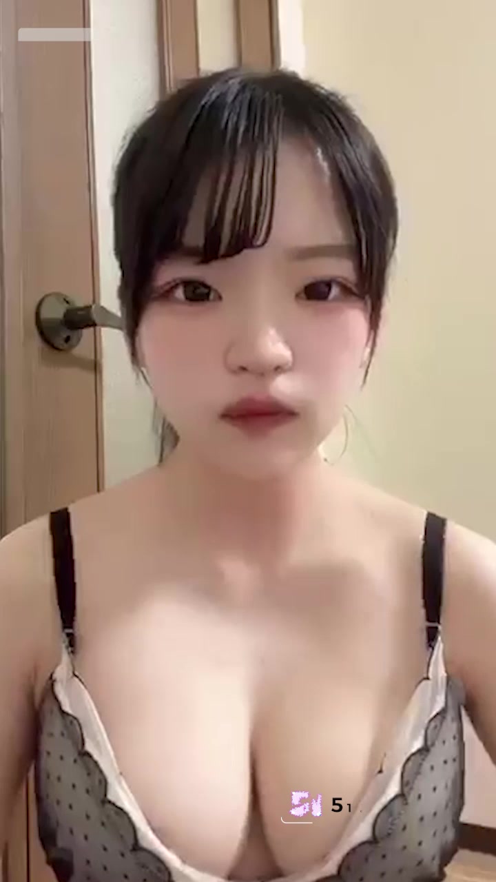 日本学生妹 裸贷无力偿还 被曝光自拍视频 对着镜头换内衣 C杯果冻奶一览无遗！