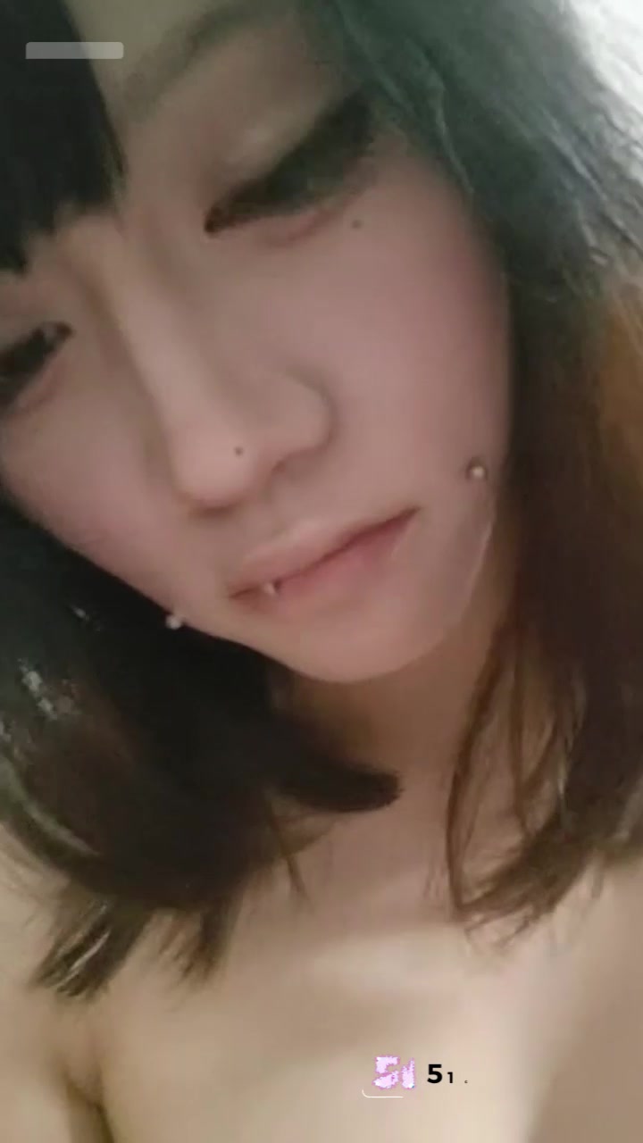 广西河池学院 周怡丹 全裸自慰骚拍 身子白嫩酥胸诱人 揉奶掰穴反差自慰
