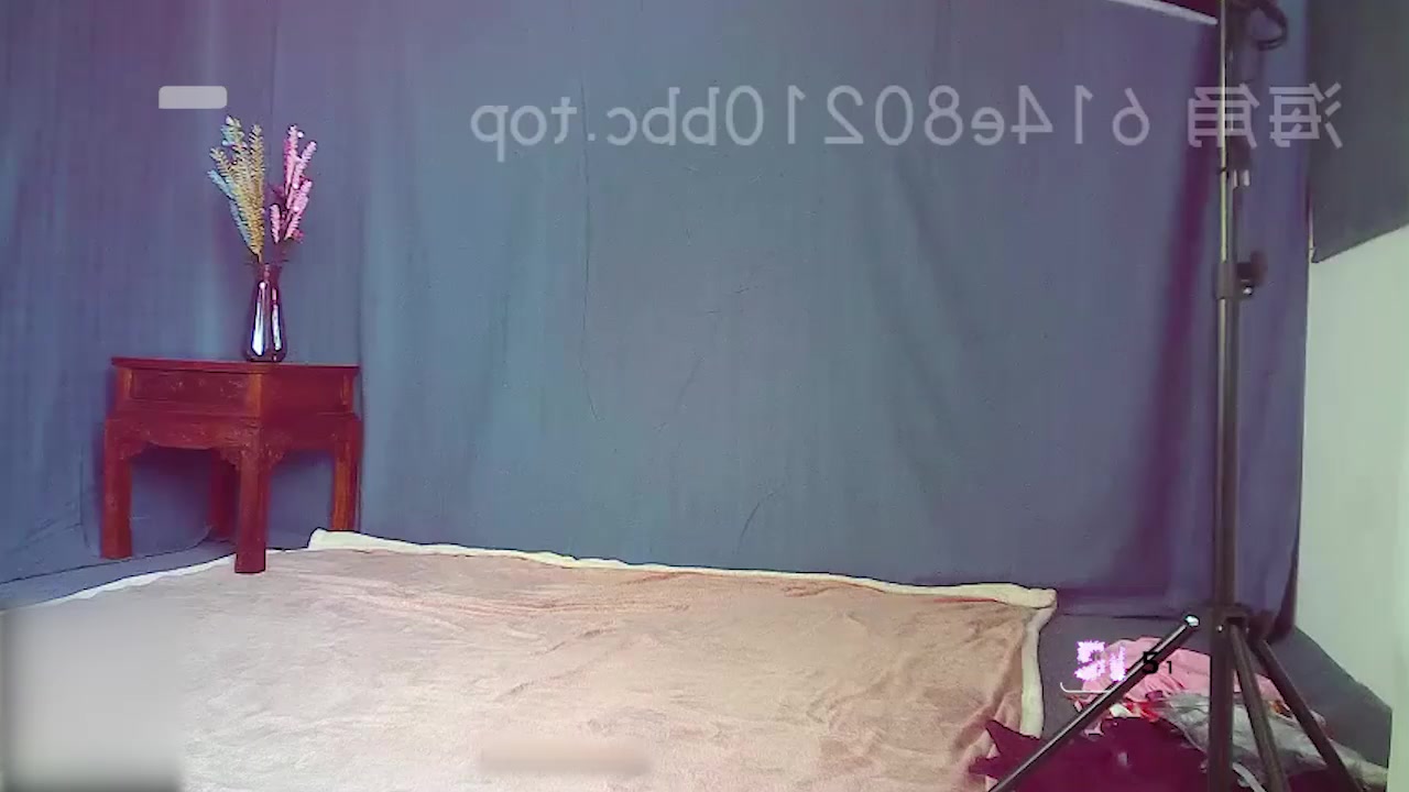海角大神我的巨乳亲表姐 原创萝莉小模特第一次被偷拍 现场展示翘臀让人想直插进去