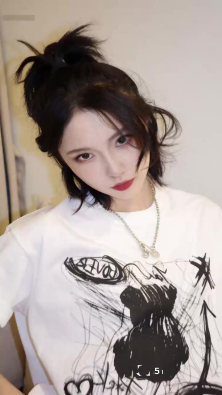 二次元辣妹 Elsa林绾绾 AI舔脚视频 浑身赤裸摆出母狗姿态 双手比耶吮吸金主臭脚
