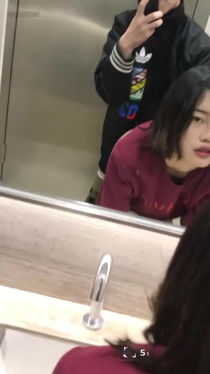 广西美女公厕被男友后入 洗手台前盯着镜子浪叫 反差炸裂