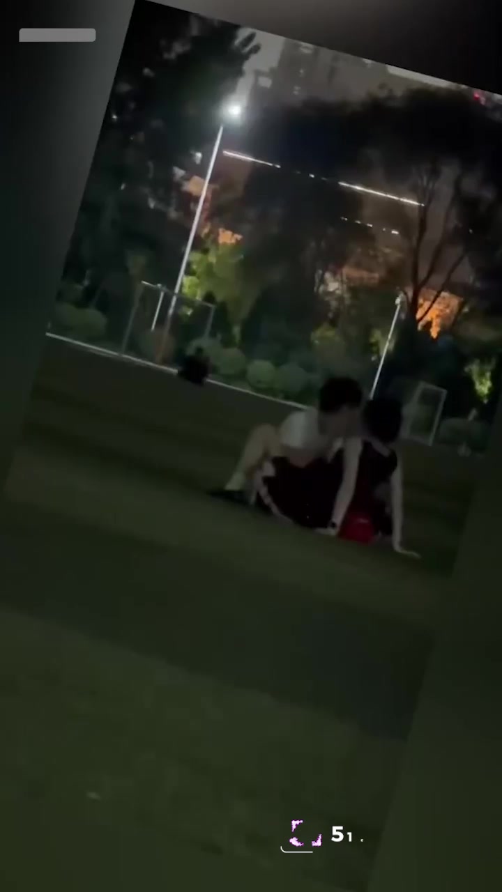 小情侣操场公开野战被偷拍 夜色掩护下骑乘晃动不断 胆子肥到令人吃惊！