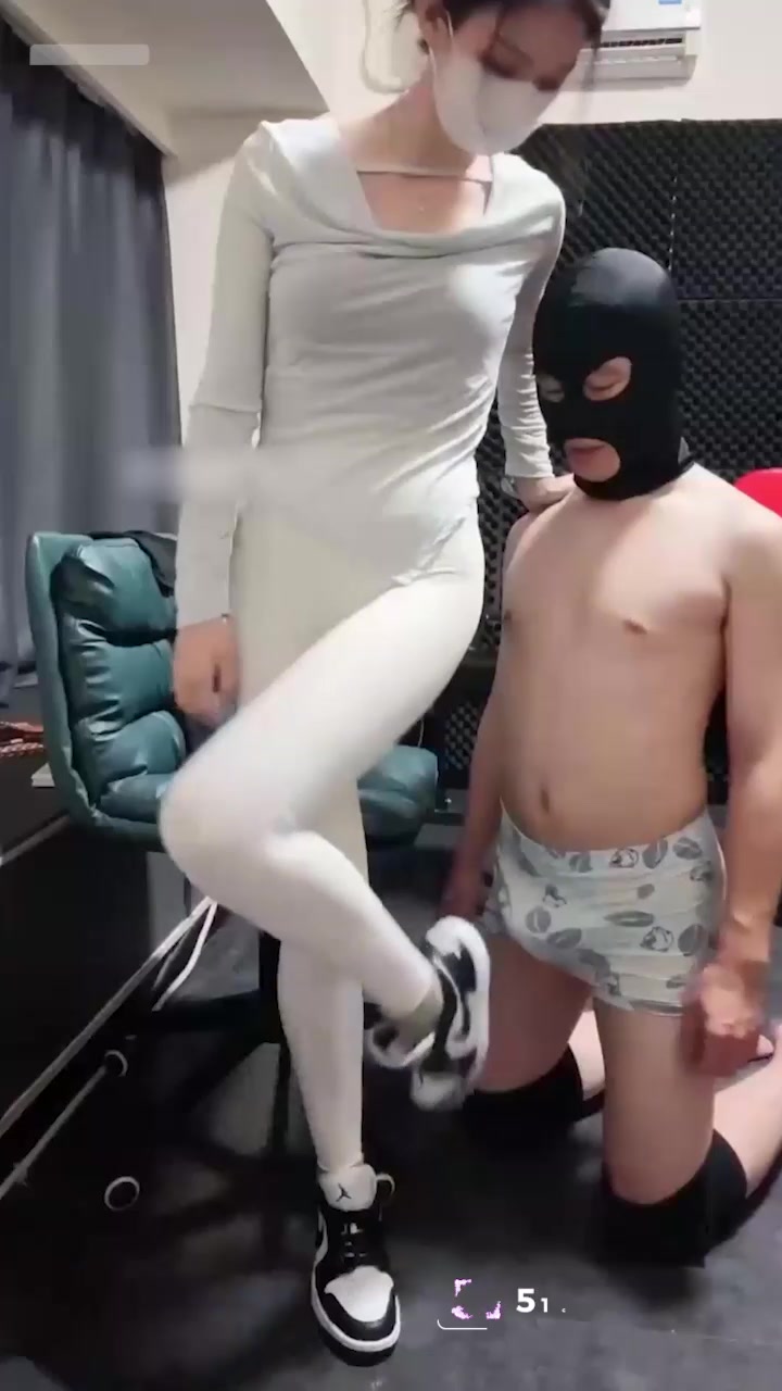 苏州 婉儿女王 瑜伽裤耐克鞋隔内裤鞋交 扇耳光玉足玩弄大屌 刺激感层层叠加！