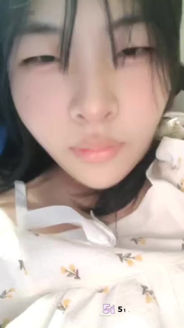山东商业职业大学生 修紫涵 私密视频 宿舍犯骚手指自慰小穴 简直像只骚母狗！1