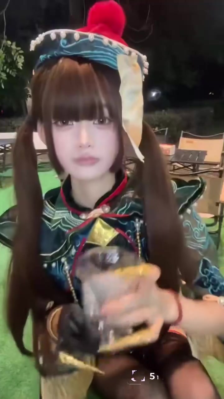 广东东莞站前路 妹子穿Cos服卖柠檬茶 被叔叔警告擦边 好好赚钱也要被针对？