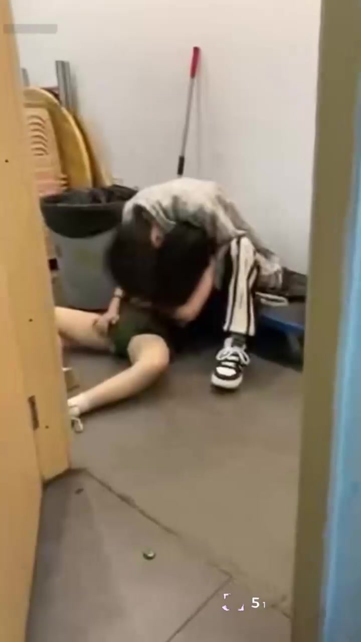 深夜烧烤店上演香艳一幕 男女厕所调情手扣蜜穴 大胆场面令食客围观调侃