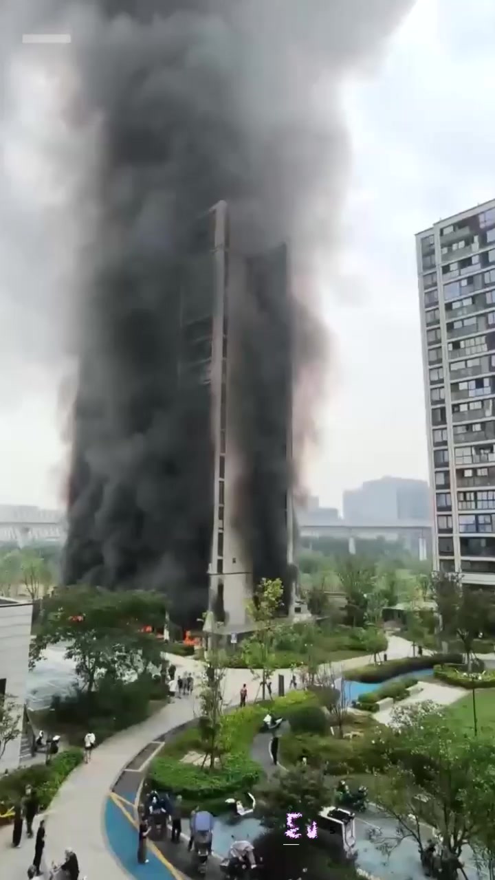 实拍杭州双云里火灾现场 底层电瓶车燃起大楼 逃生画面被拍下全网刷屏