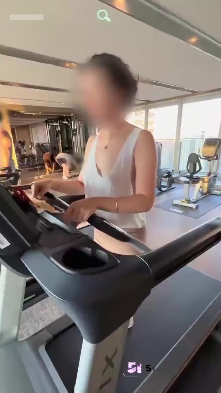 台湾御姐淫妻 小蜜桃老师 健身房露奶勾引肌肉男 开房无套后入狠操内射