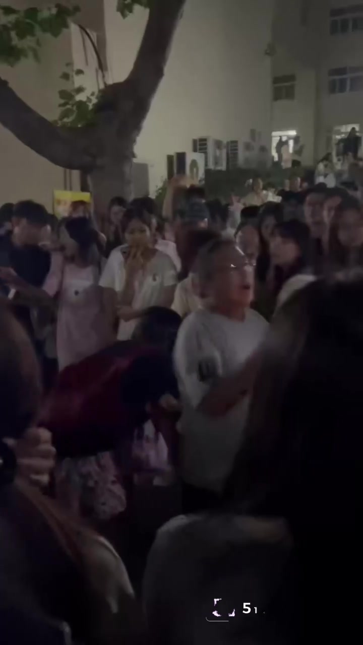女子潜入女生宿舍偷拍 被大爷当场抓包 学生围观怼错人 见义勇为成变态流氓！1
