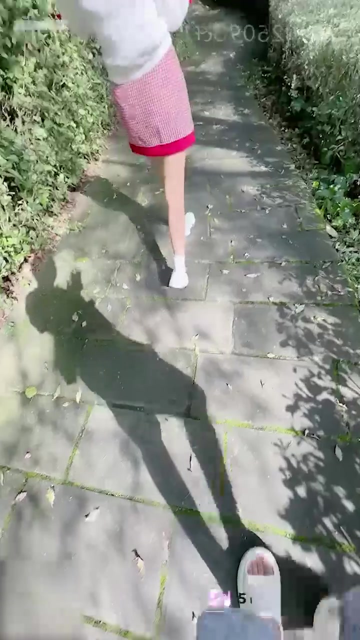 海角大神长腿女儿丽丽 跟女儿爬山途中女儿给我吹箫 差点被人看见！
