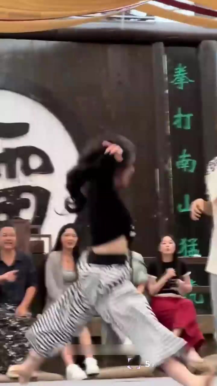 开封万岁山武侠城 黑白条纹女孩下腰视频完整版 露奶当众玩擦边 主持人当场看呆！