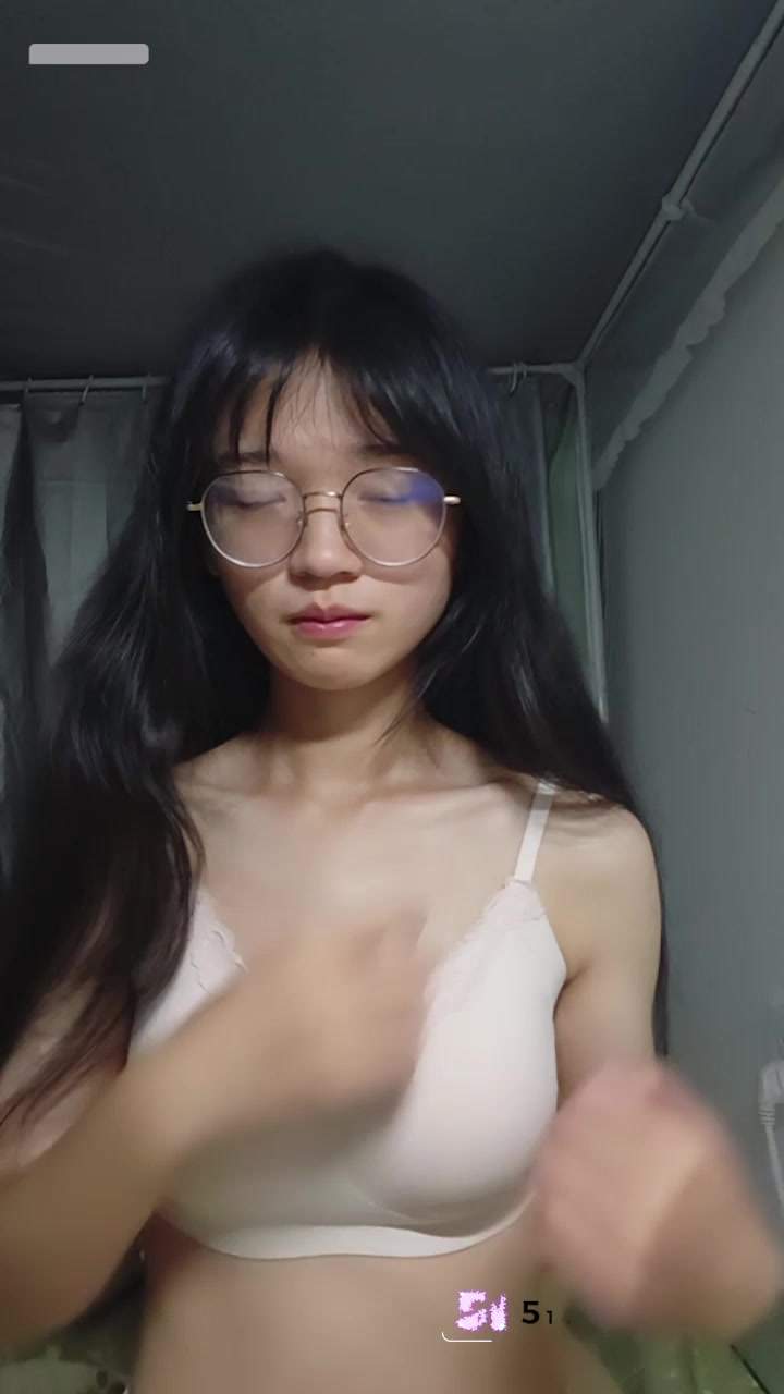 湖南株洲眼镜学生妹 自慰拍视频卖片 奶头粉嫩举止淫荡 开裆露穴黑丝骚得离谱