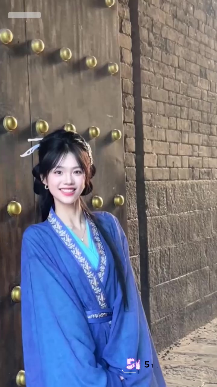 沪上影迷圈 彭远舟 脚踏两船人设翻车 未分手当众舌吻小三 痴情女友沦为抢票工具人！1