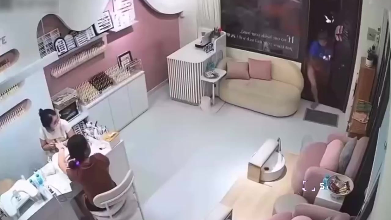 国外奇葩男子 玩街射勇闯街边店铺 双膝跪地猛撸阳具 老板娘当场被惊呆！