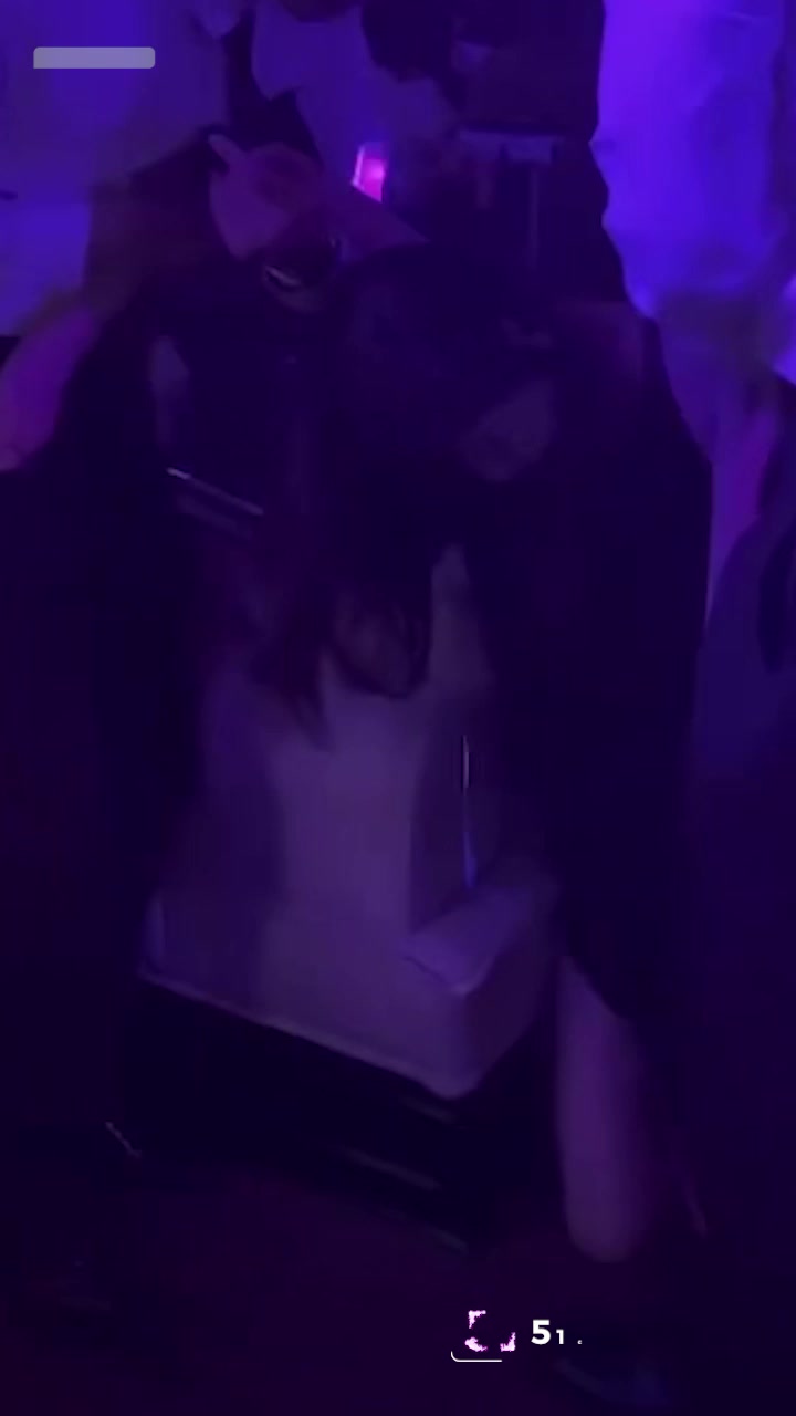 抖音网红 宋领 指控男子夜场偷酒引火烧身 被曝早年在三亚陪酒成都卖逼！