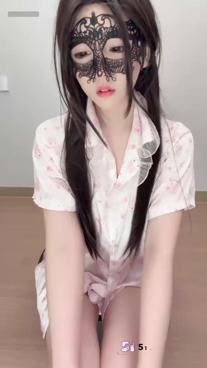 抖音高颜值网红 不要凶小乖 人妻装大秀 短裙扭腰 撅臀对着镜头扭诱惑拉满！