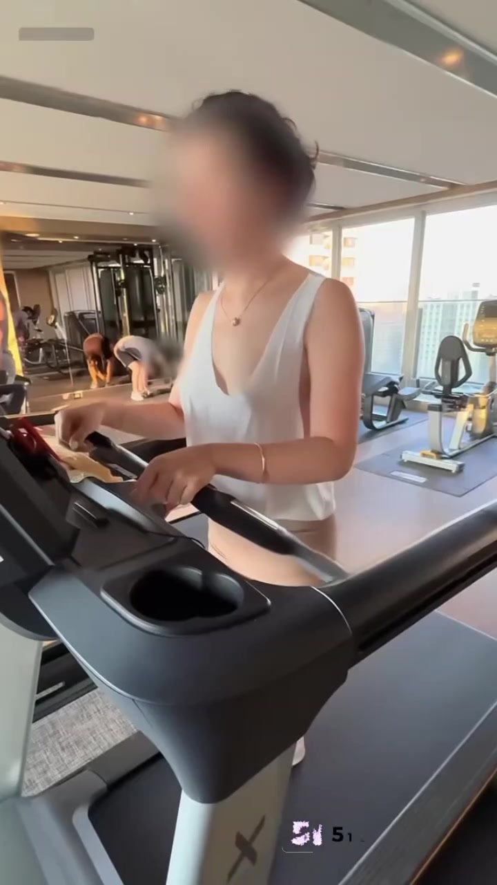 推特博主 nina小蜜桃 性爱视频 健身完和学生家长约会 抓着蜜桃臀猛干到失神！
