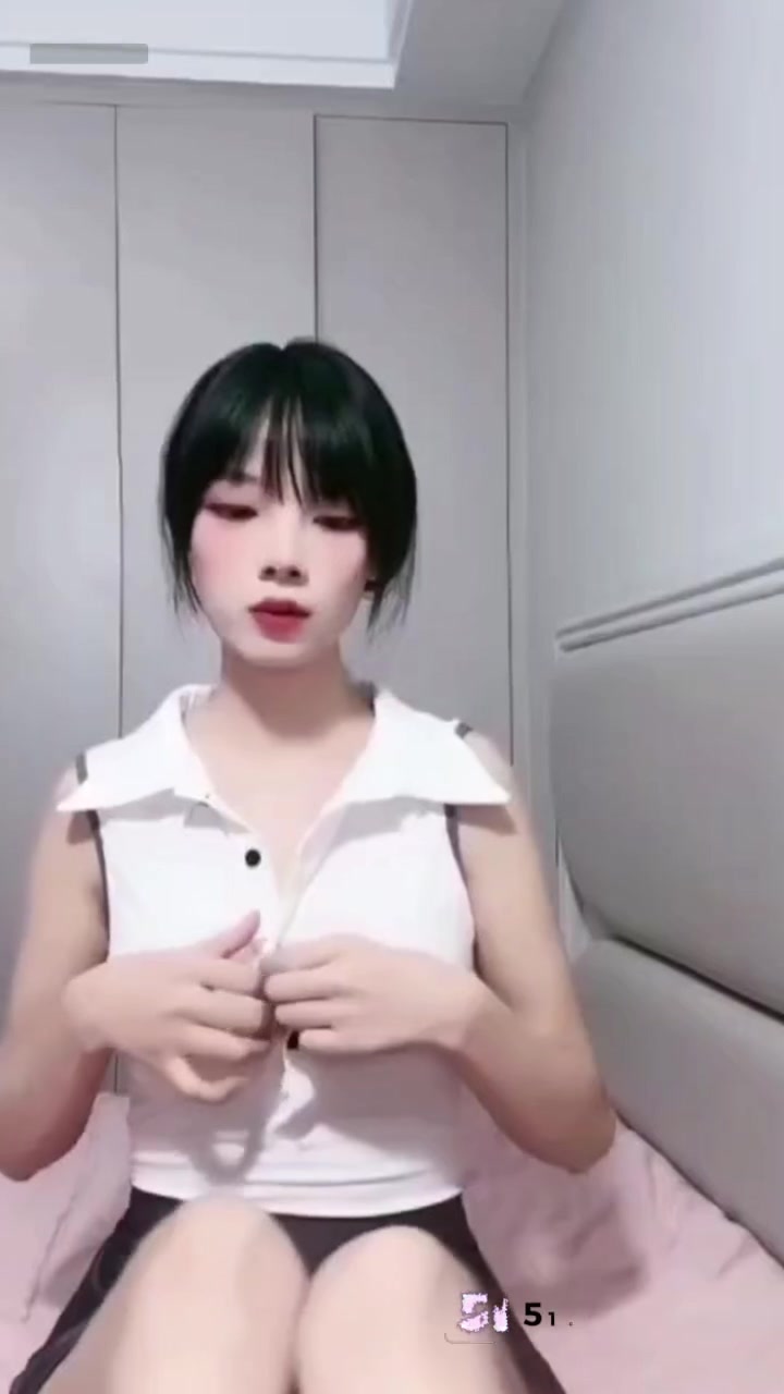 江西大二学生 吴萍 自慰视频 娇嫩挺拔奶子 手持假屌插骚穴轻声娇喘 一次看爽！