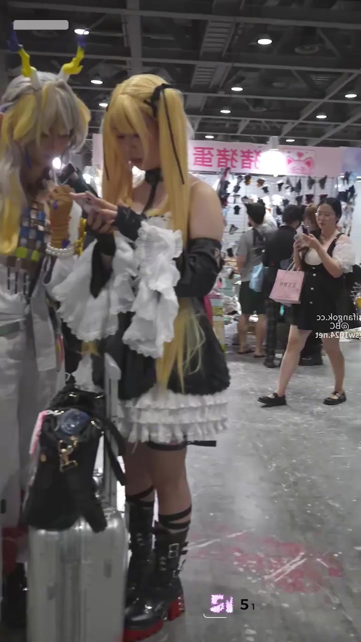 偷拍大神漫展狩猎金发双马尾女仆 超短裙低角度紧贴抄底 花内裤夹臀反差拉满
