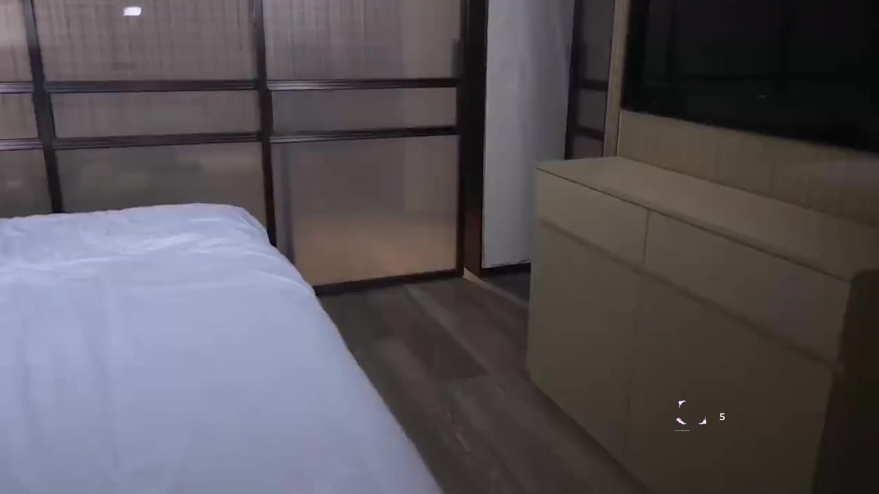推特贫乳福利姬 是小桃呢 粉嫩骚逼吞吐假屌 长腿大张丝袜湿透
