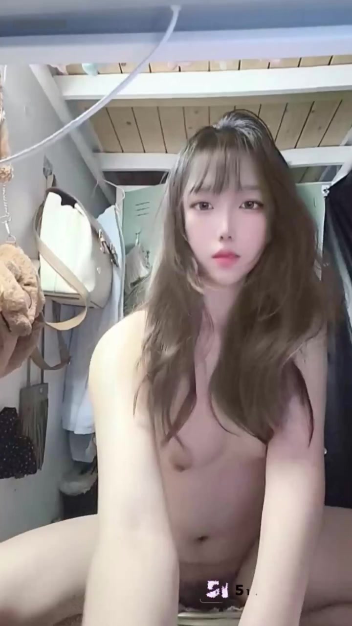 在校女大 呆呆 私人定制寝室裸聊视频 少女脸搭配浓郁黑森林 激情自慰反差极大！