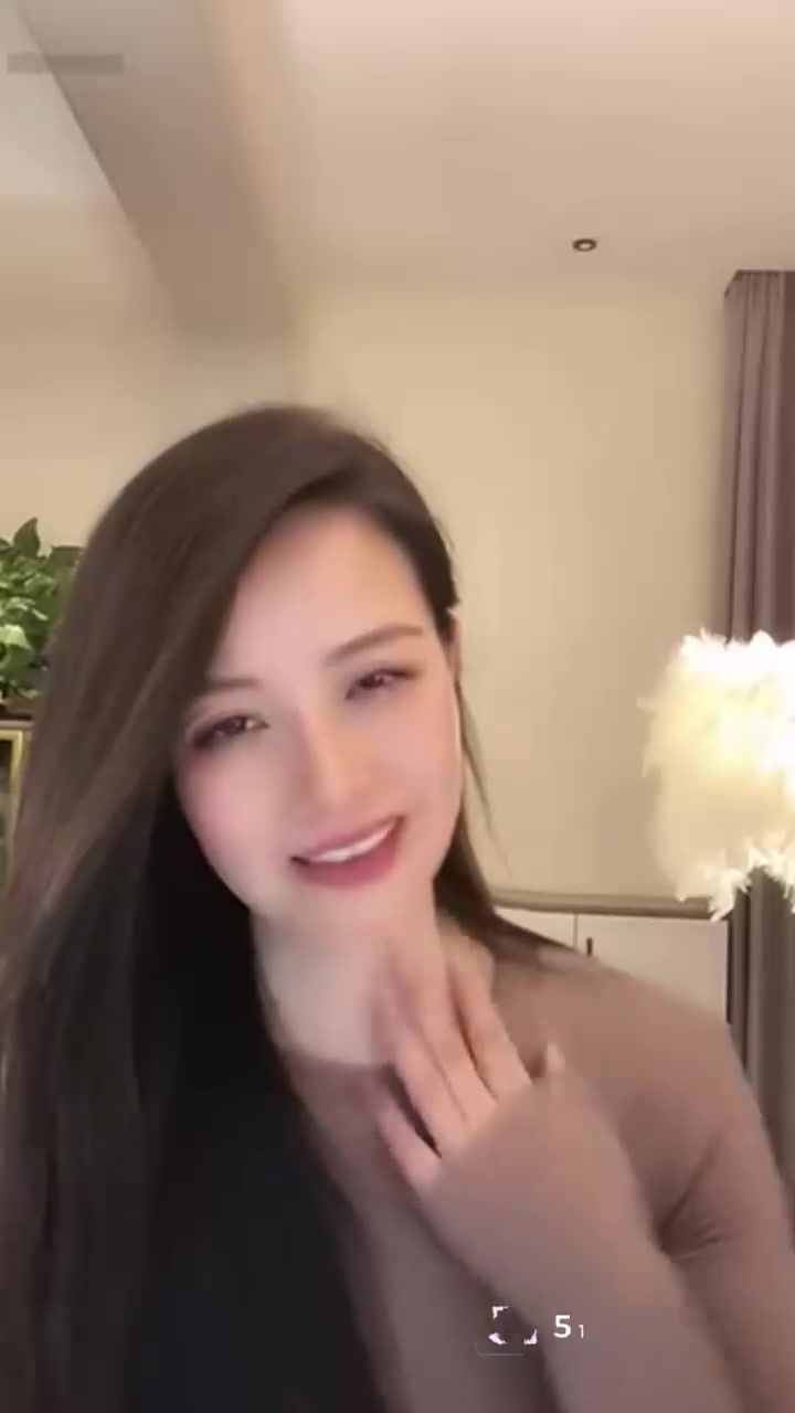 抖音网红 何如意 擦边福利 巨乳尤物面对镜头抖奶发骚 表情妩媚刺激你的肾上腺素