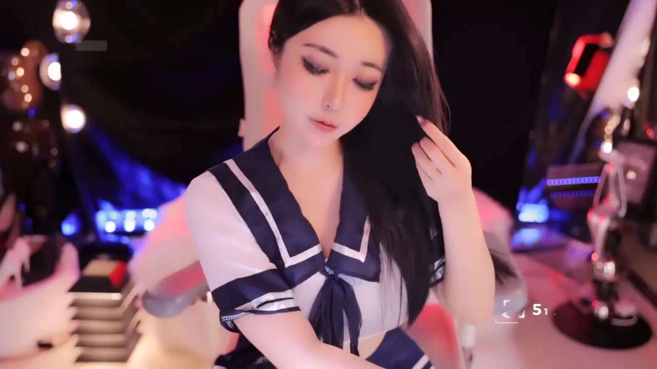 绝美御姐 小燃燃 高定骚舞福利 水手服尽显凹凸曲线 每一次附身 都能欣赏深深乳沟