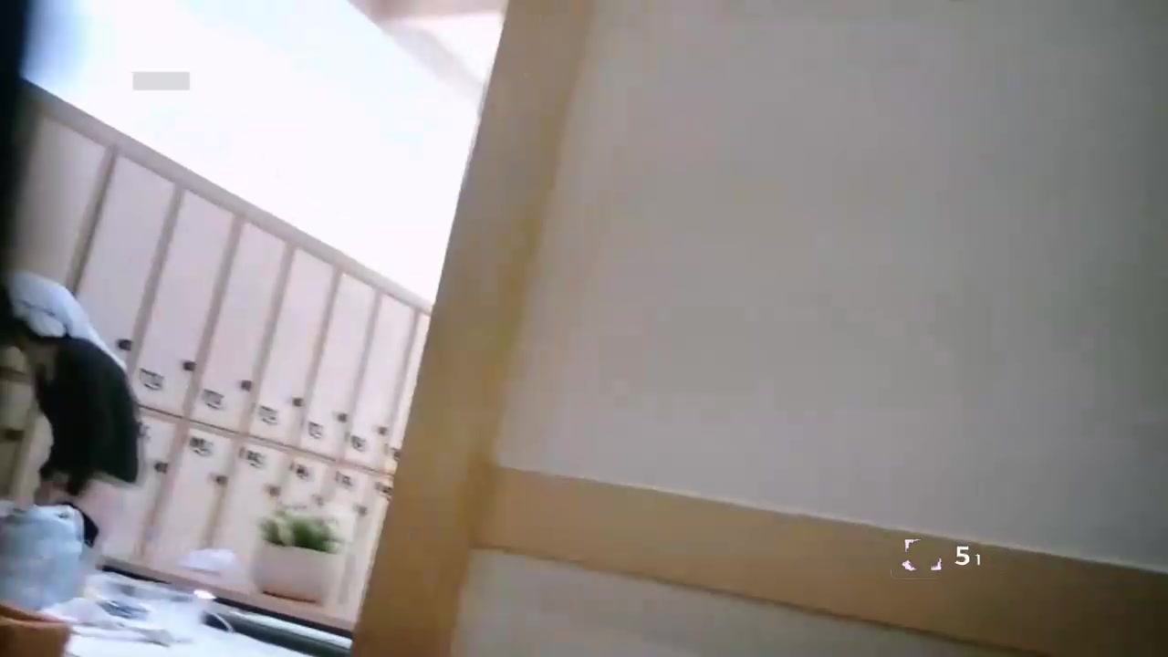 洗浴中心美女偷拍实录 高挑辣妹全程跟踪偷拍 换衣露出美乳蜜穴清晰可见